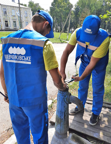 Працівники служби водопостачання підтримують у робочому стані колонки. Фото надала пресслужба Березівської ОТГ